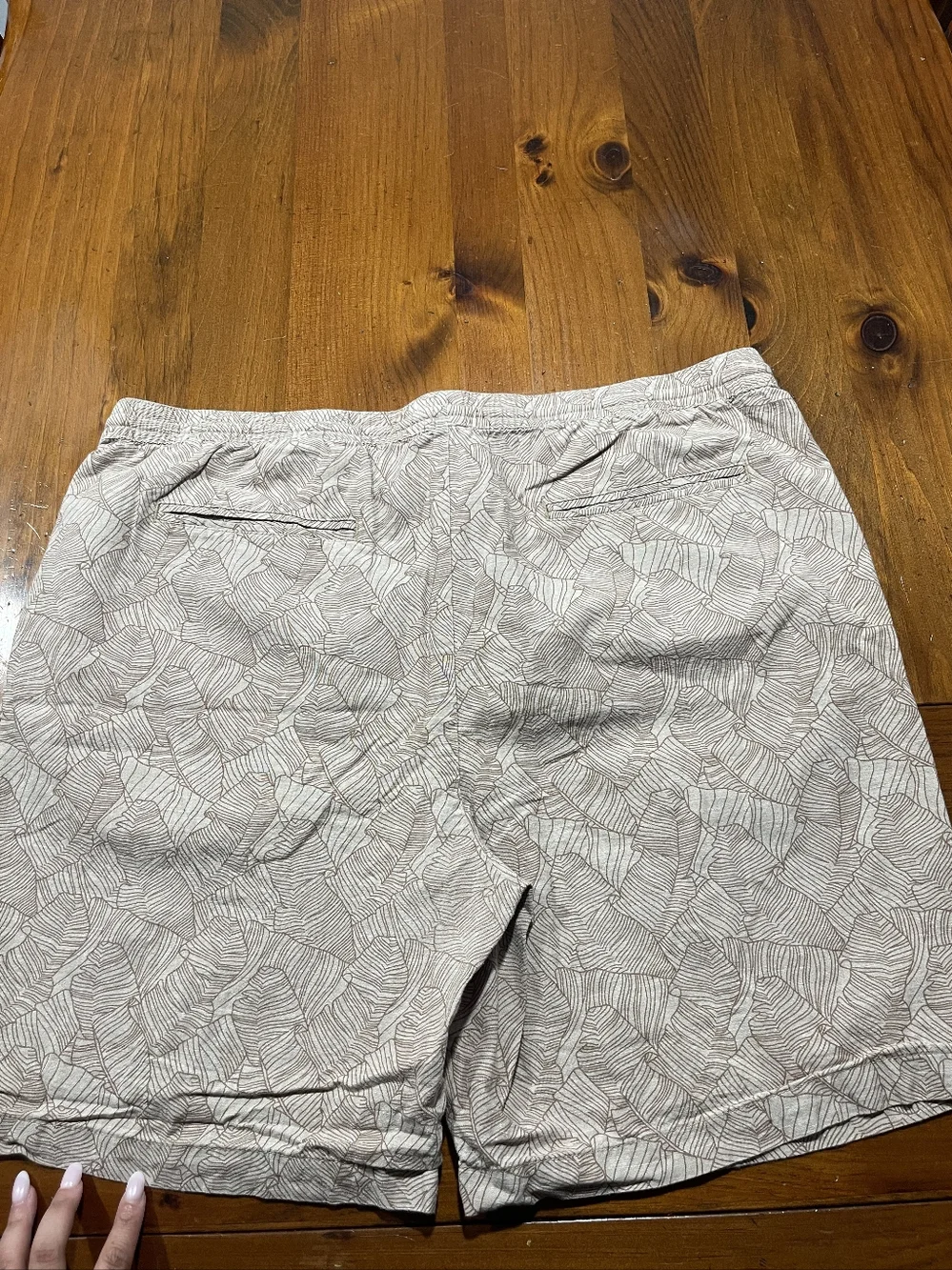 Banana Republic Mens Casual Tan Cream AOP All Over Leaf Printed Shorts‎ Size XXL